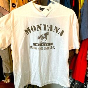 I’m selling a T-shirt never worn before but is really cute